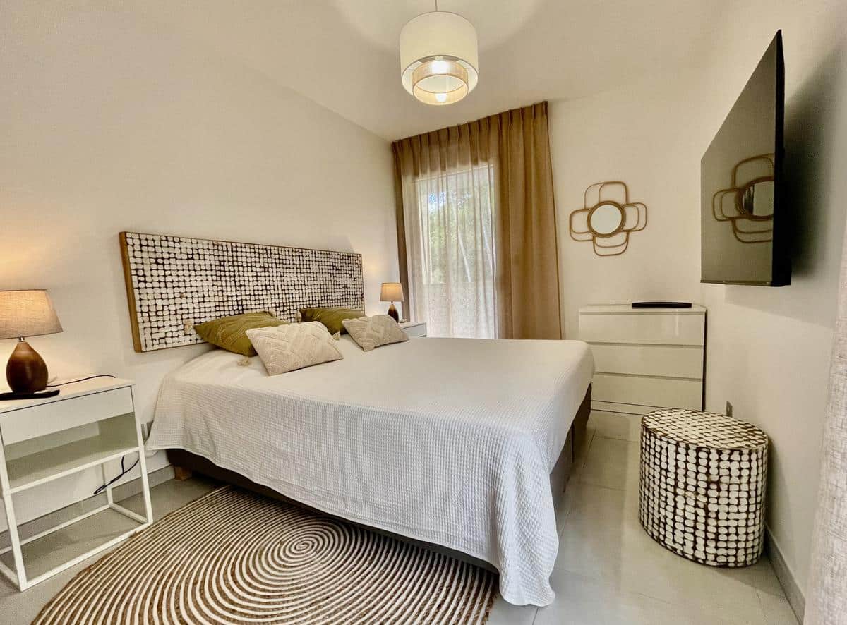 New, air-conditioned, and furnished 2-room apartment – With parking – Close to the town center