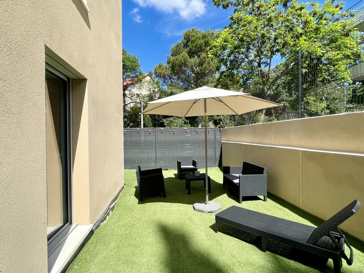 New, air-conditioned, and furnished 2-room apartment – With parking – Close to the town center