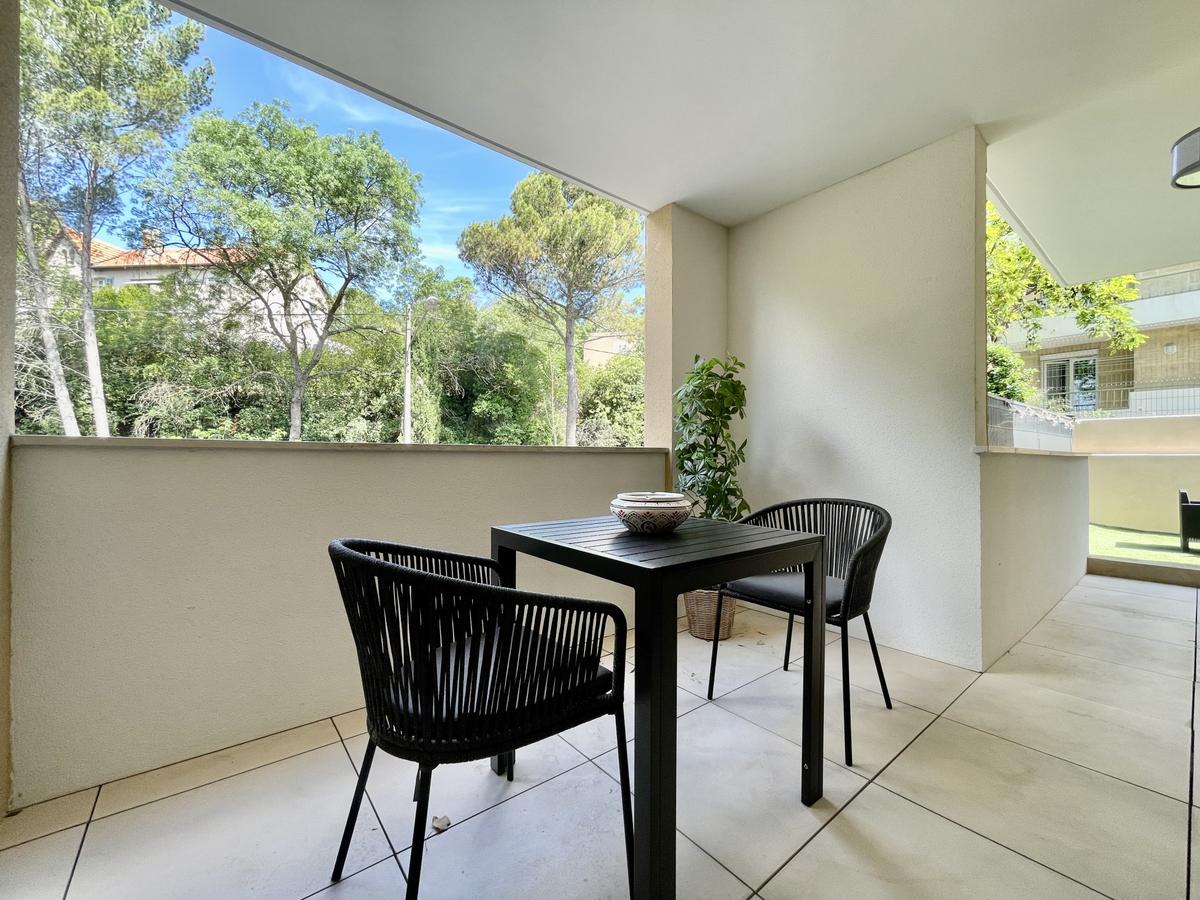 New, air-conditioned, and furnished 2-room apartment – With parking – Close to the town center