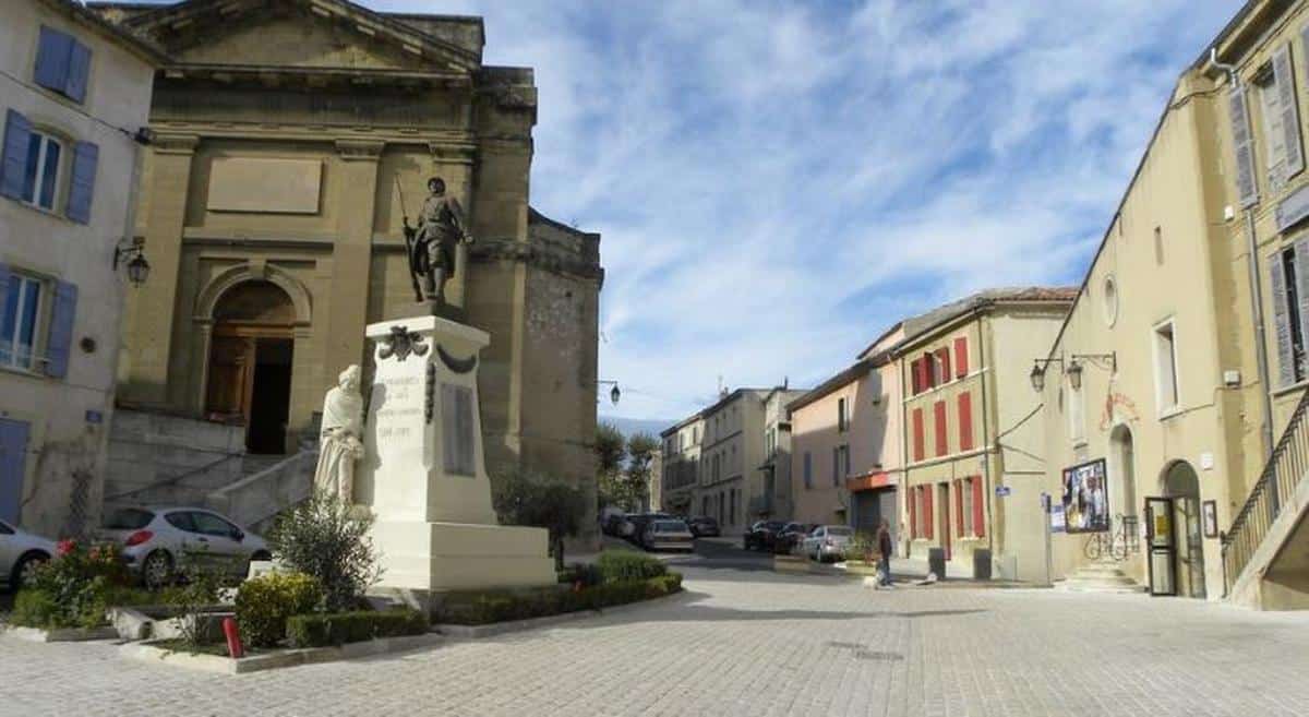 EYGUIERES – TERRAIN OF 700 M2 IN LOUER