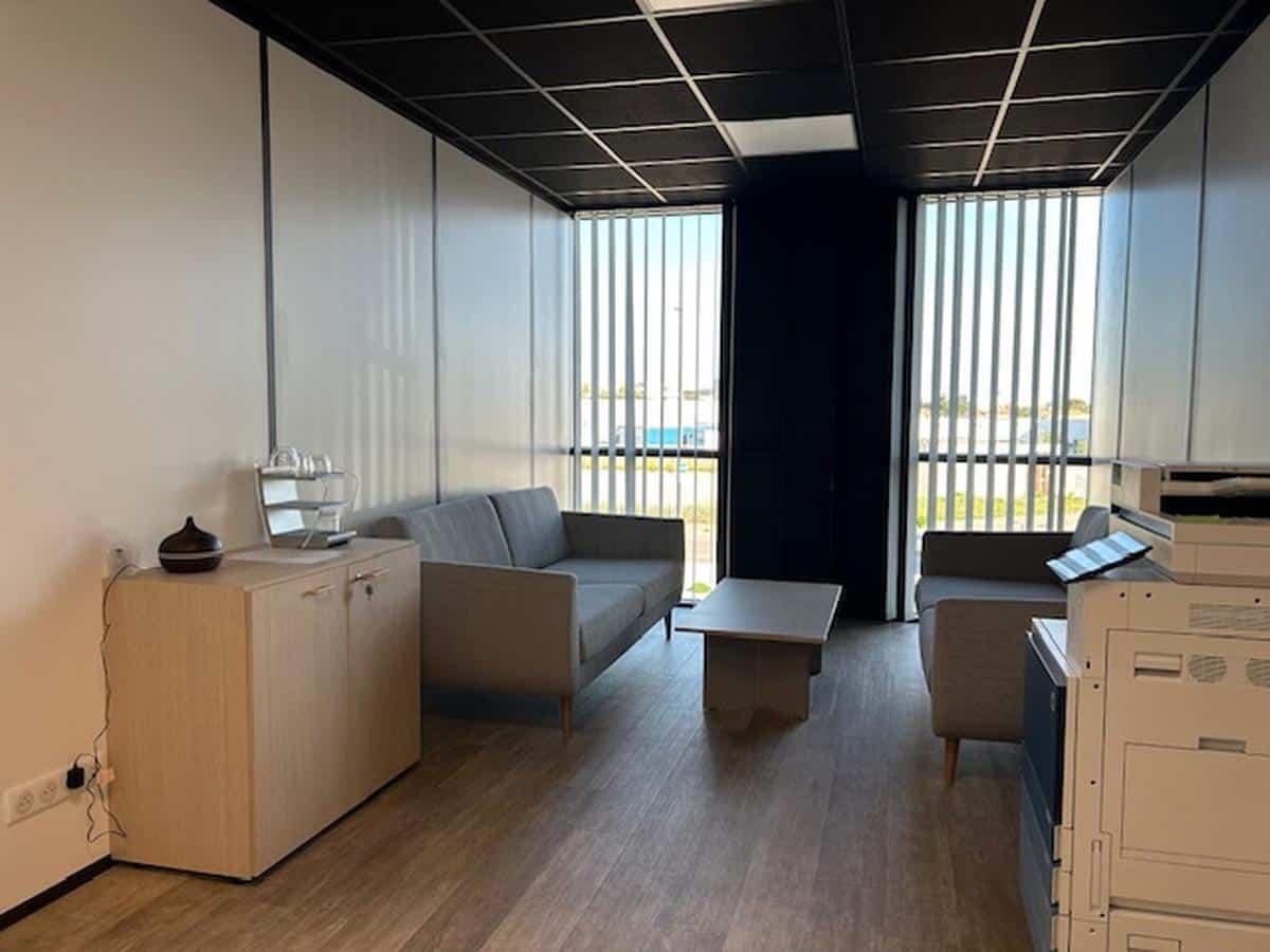 Business premises of 1831m2 for rent in Miramas