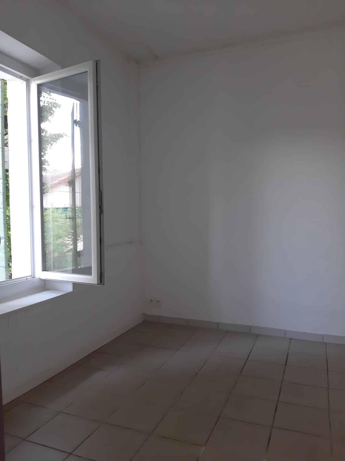 SALON – A LOUER – BUREAUX DANS UNE MAISON