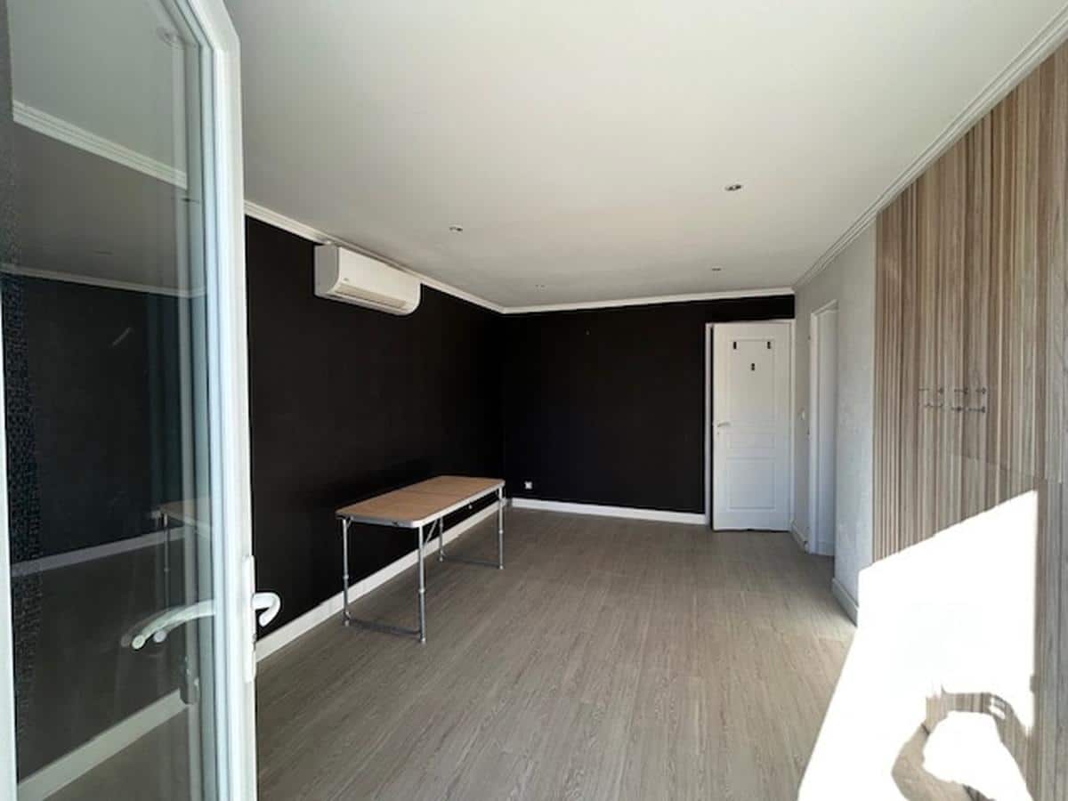 SALON – A LOUER – BUREAUX DANS UNE MAISON