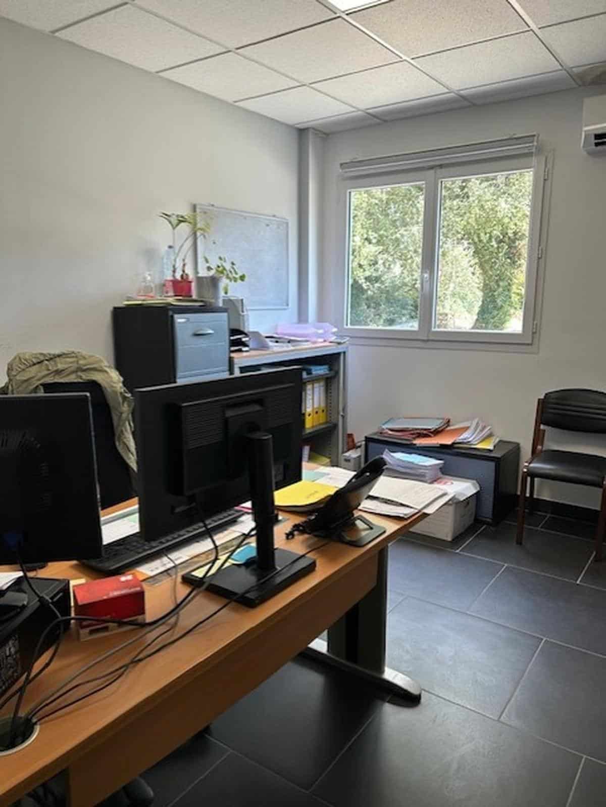 SALON DE PROVENCE – For rent offices of 200m2