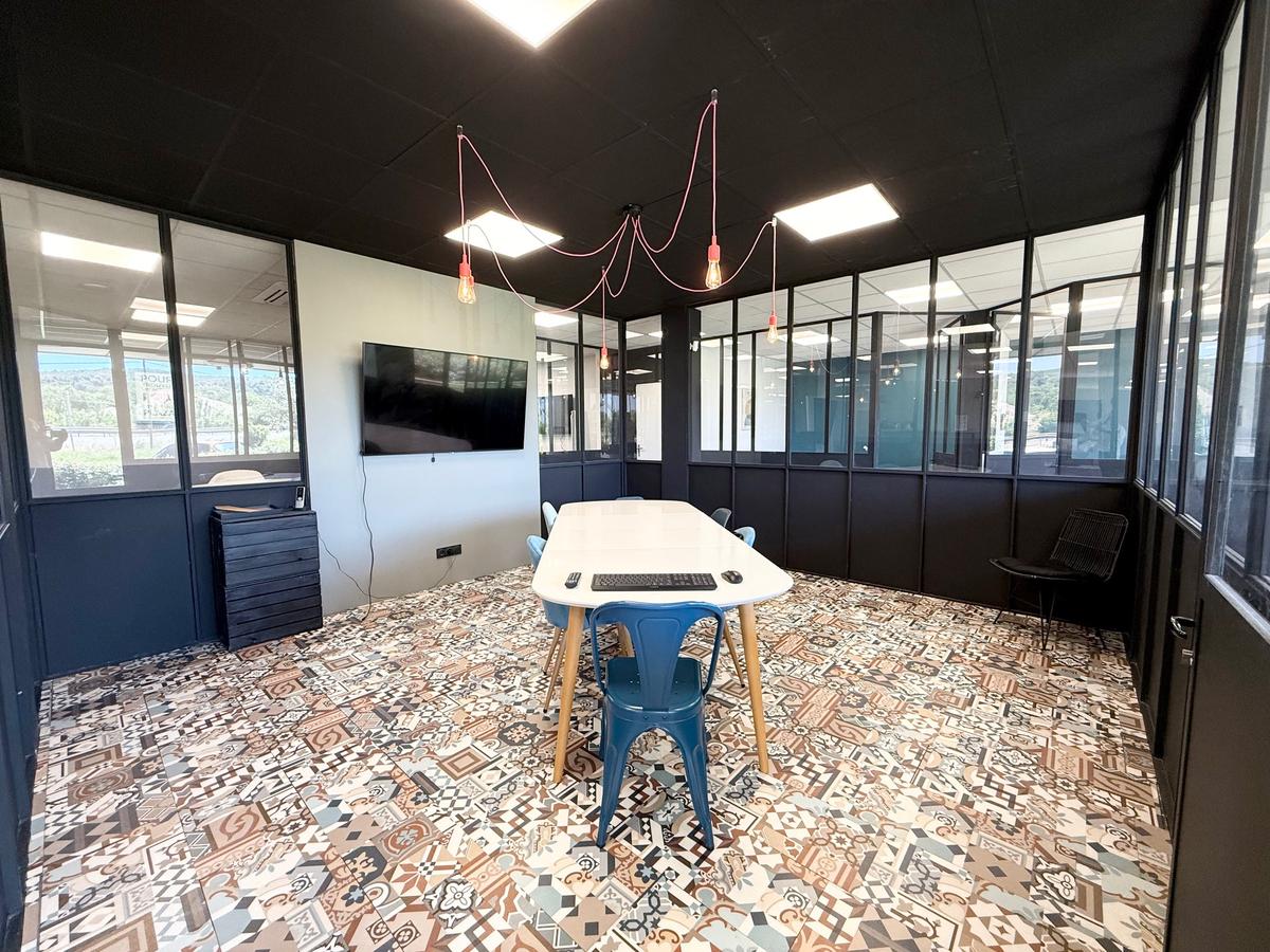 Local commercial de 210 m2 entièrement rénové – Les Pennes M