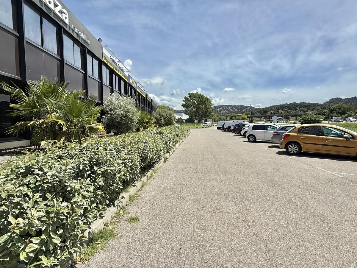 Local commercial de 210 m2 entièrement rénové – Les Pennes M