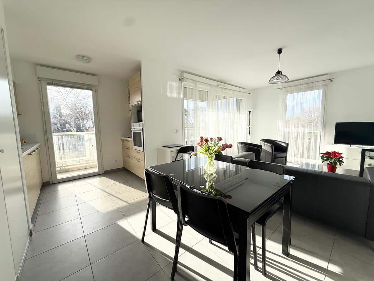 Type 3 of 63.50 m2 + terrace of 12 m2 Marseile 9th