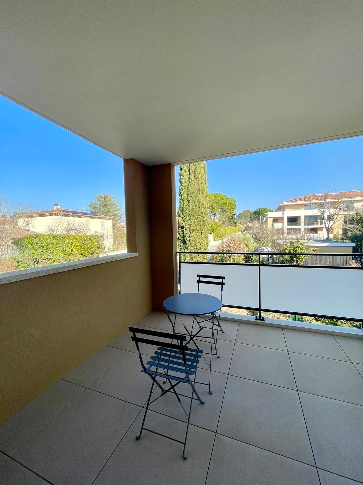 New furnished 2-bedroom apartment in the Les Ocres de Puyricard residence