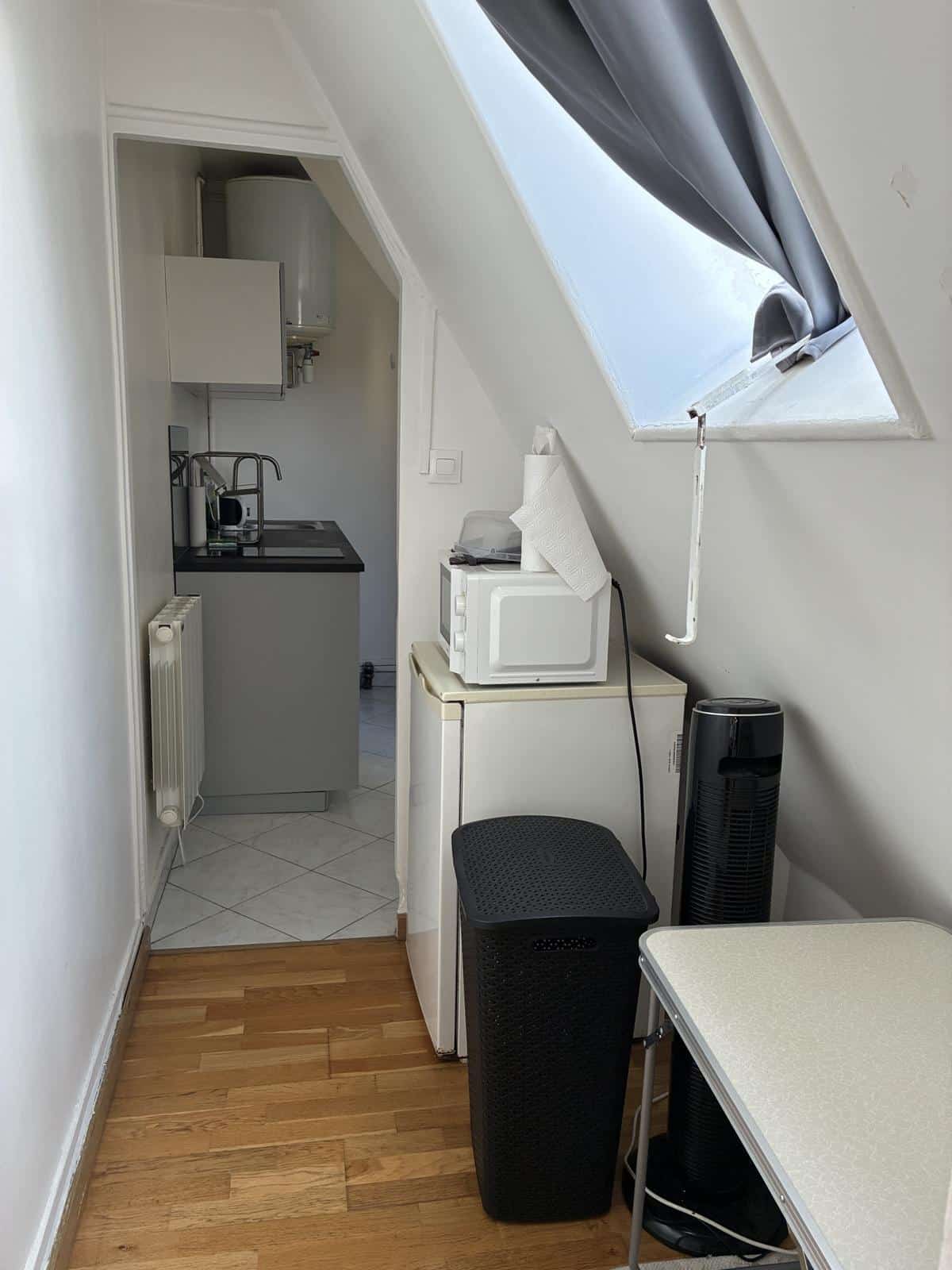 10ème RUE GUY PATIN : UN STUDIO EN DERNIER ETAGE AVEC ASCENS