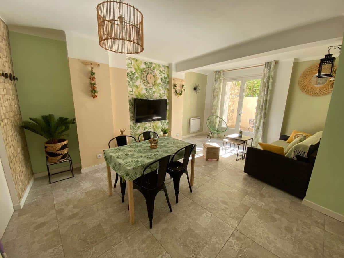 Type 2 with terrace 13002 Marseille