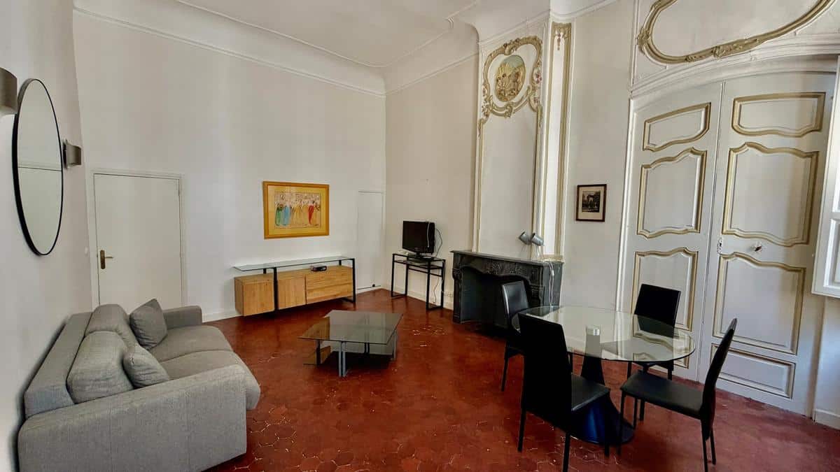 Large 2-room apartment in Aix city centre