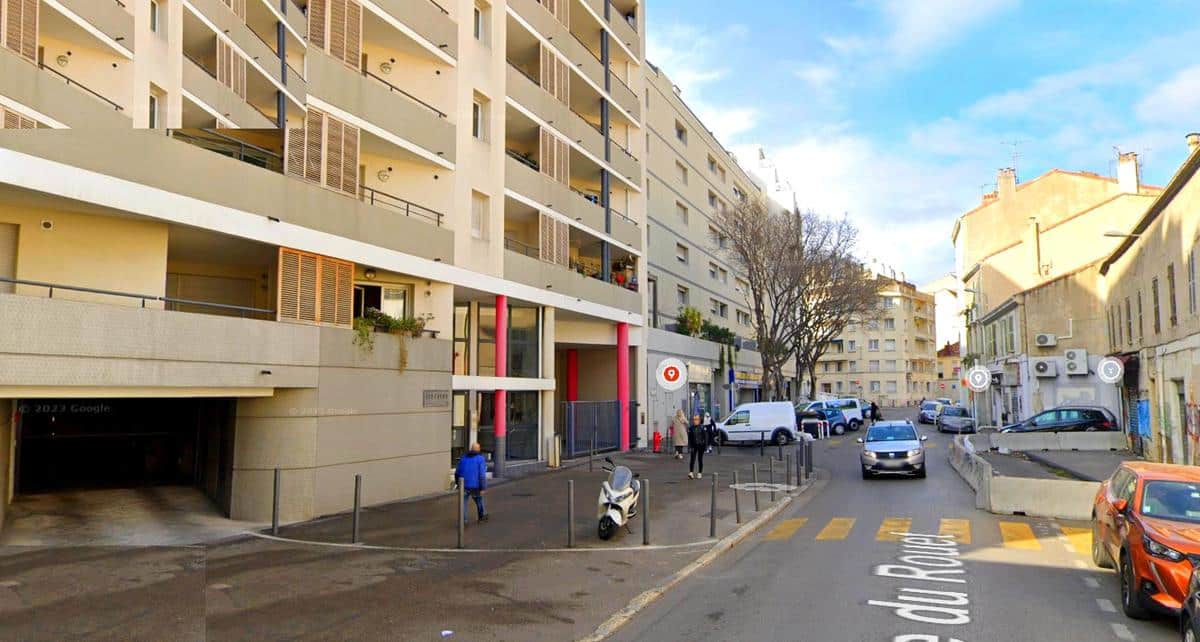 Closed box of 14 m2 Marseille 8th