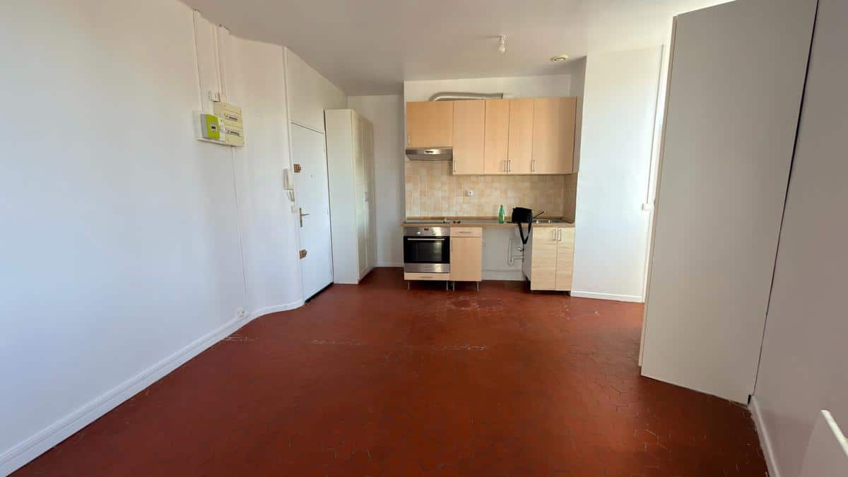 Renovated studio for rent Marseille 13004