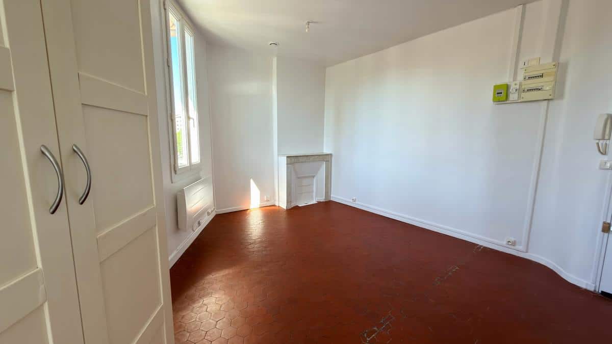 Renovated studio for rent Marseille 13004