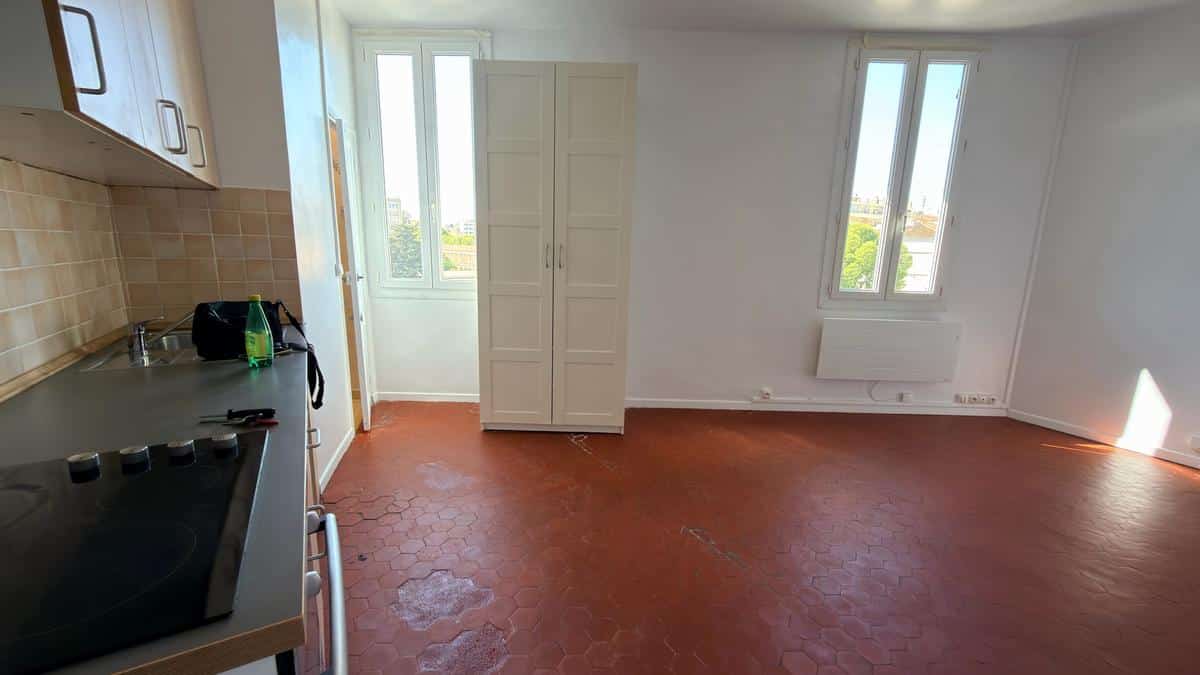 Renovated studio for rent Marseille 13004