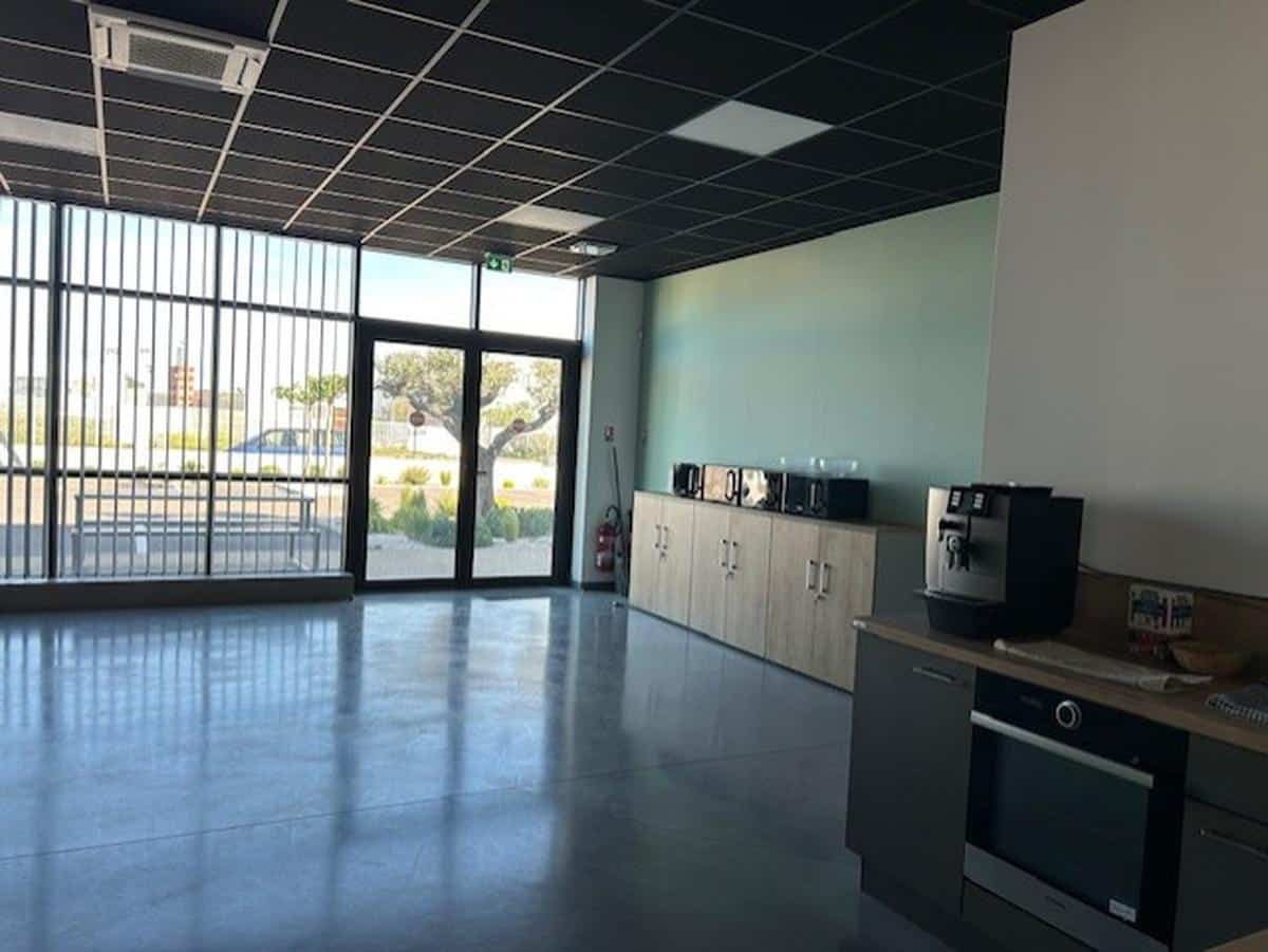 Business premises of 1831m2 for rent in Miramas