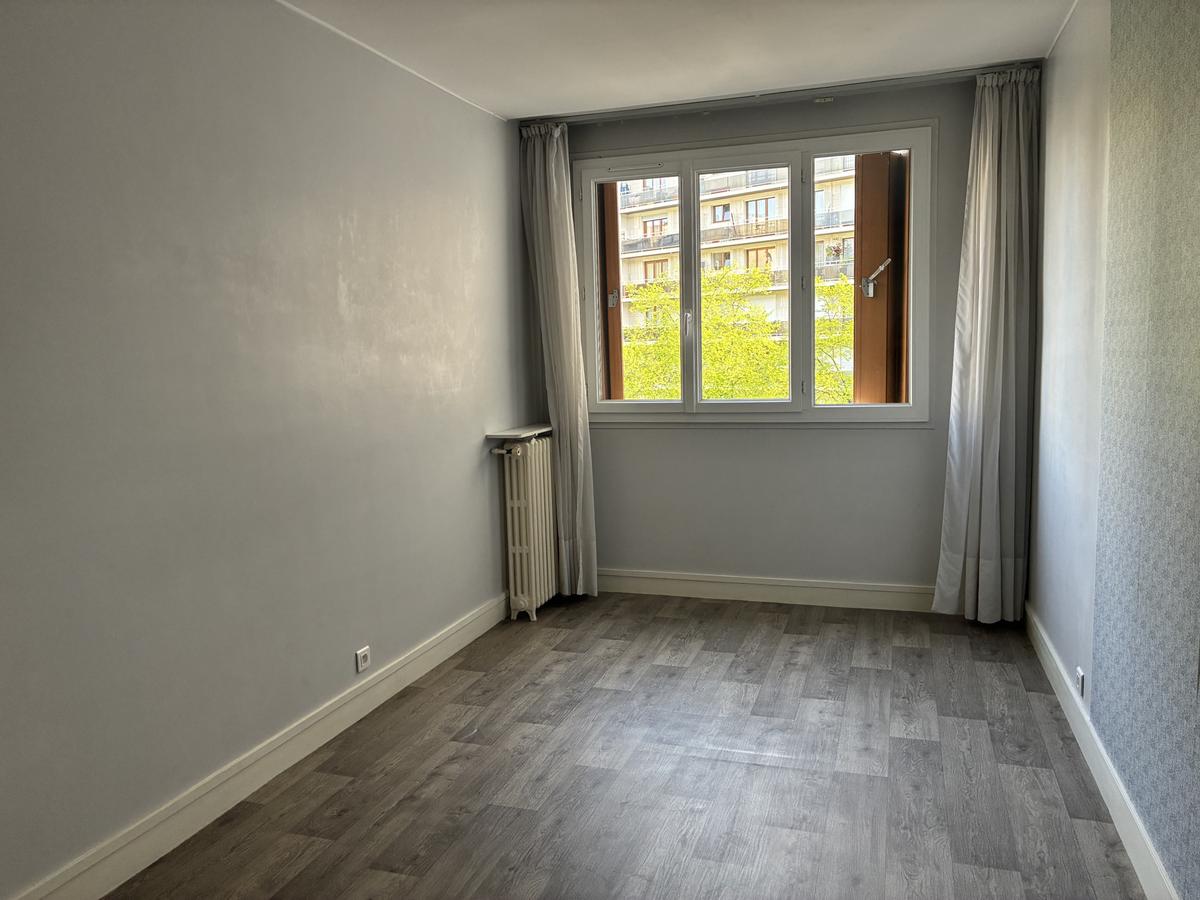 15th district LOURMEL / RUE LECOURBE: 2/3 room apartment for rent