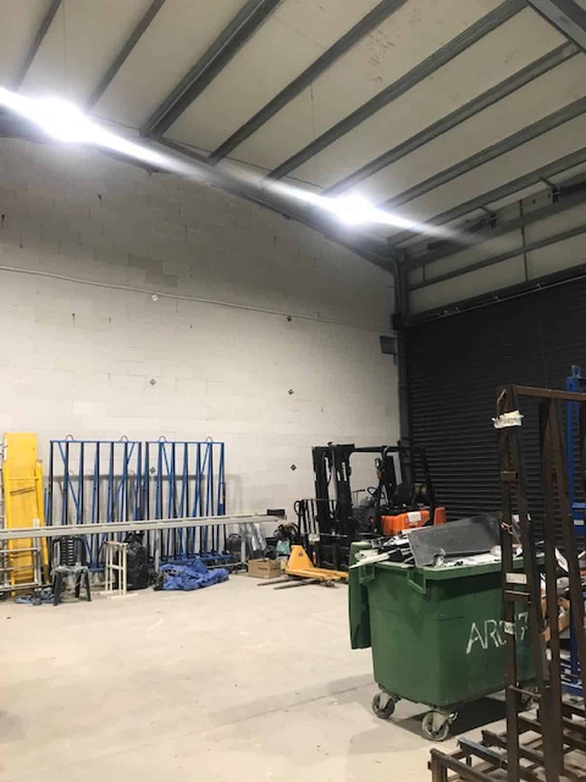 PELISSANNE – WAREHOUSE OF 245 M2 FOR RENT