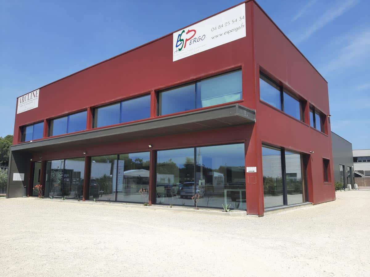 PELISSANNE – WAREHOUSE OF 245 M2 FOR RENT