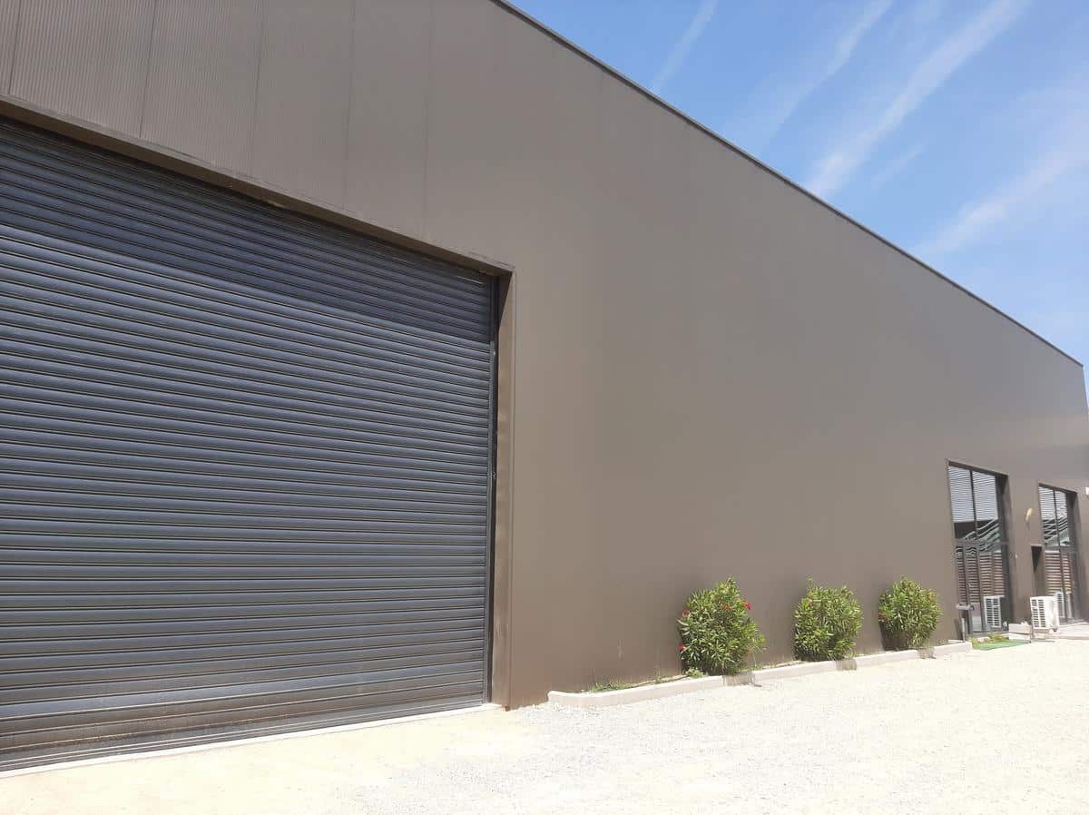 PELISSANNE – WAREHOUSE OF 245 M2 FOR RENT