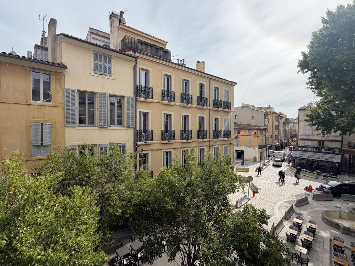 SEXTIUS/VAN LOO COURTS: FURNISHED STUDIO FOR SALE