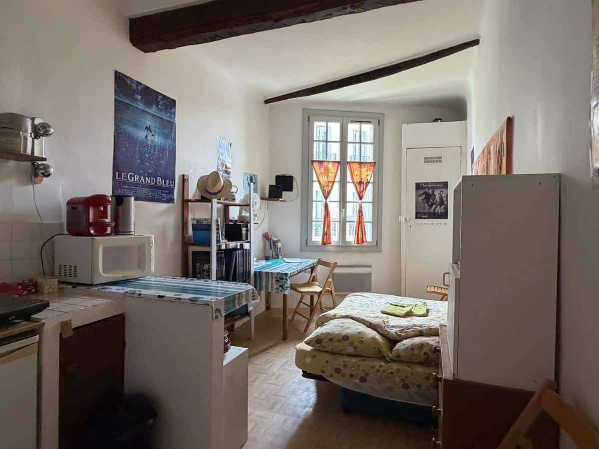 SEXTIUS/VAN LOO COURTS: FURNISHED STUDIO FOR SALE
