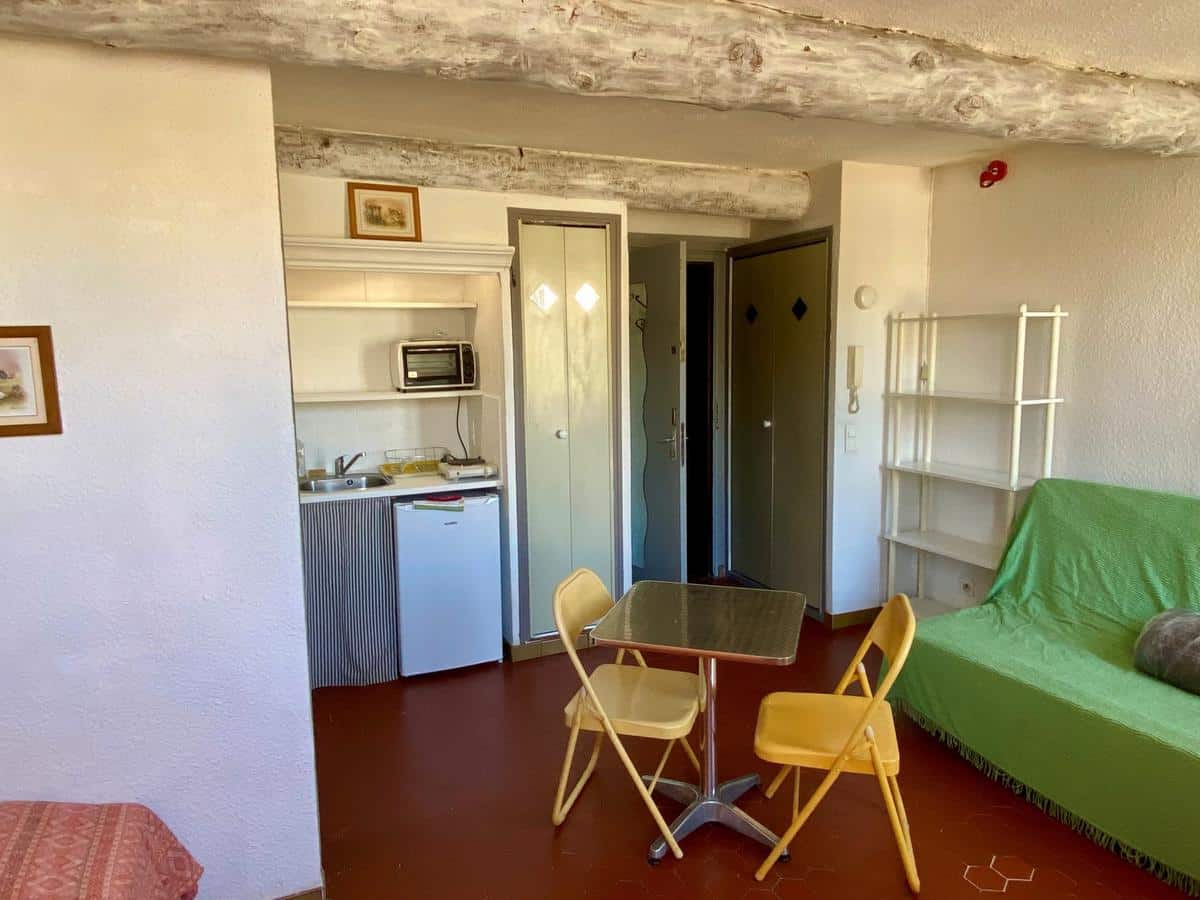 A LOUER STUDIO MEUBLE LUMINEUX RUE DES CHARTREUX