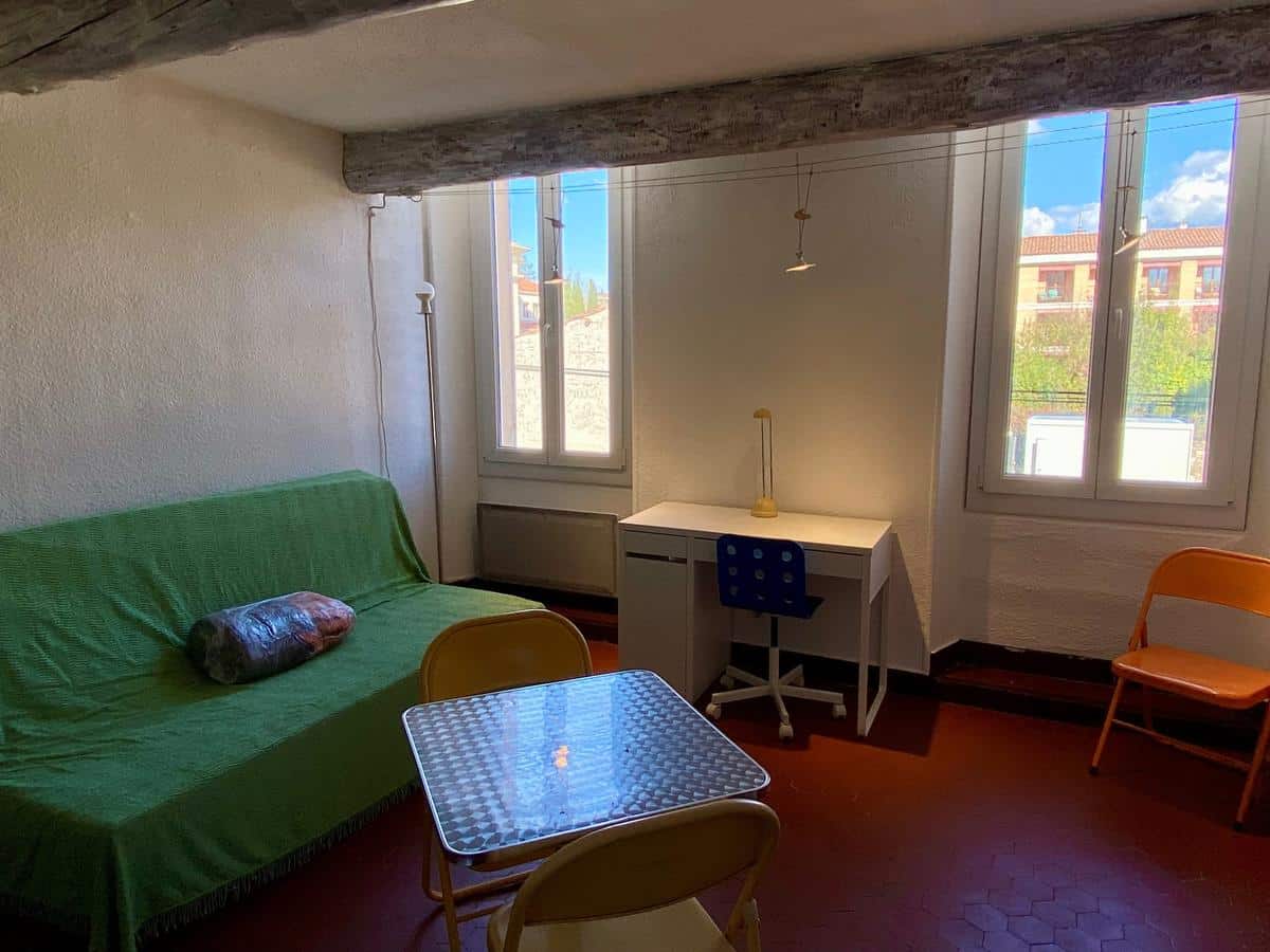 A LOUER STUDIO MEUBLE LUMINEUX RUE DES CHARTREUX