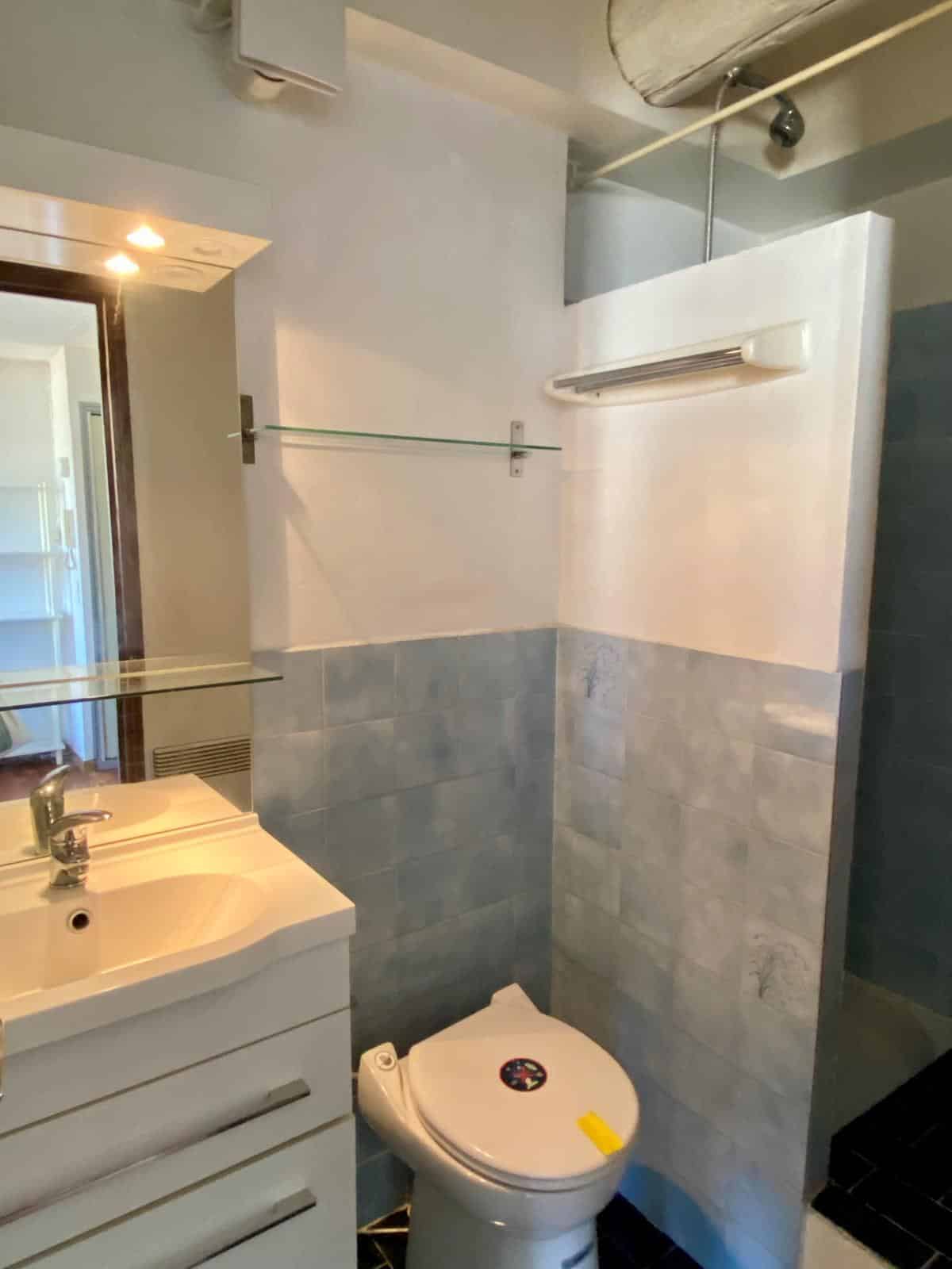 A LOUER STUDIO MEUBLE LUMINEUX RUE DES CHARTREUX