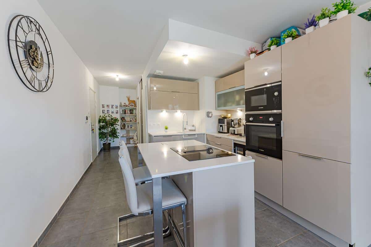 TYPE 3 AVEC DEUX TERRASSE – MEUBLE ET EQUIPEE – AV. St MENE