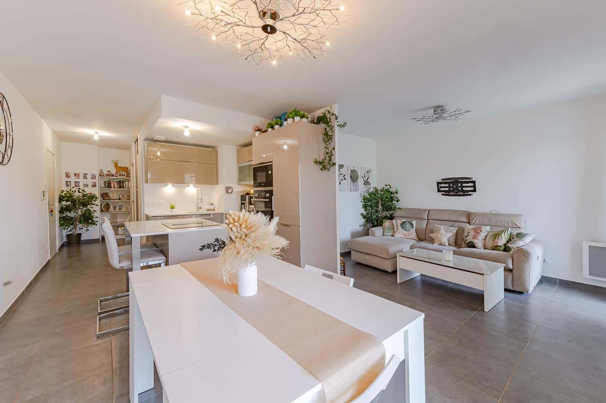 TYPE 3 WITH TWO TERRACES – FURNISHED AND EQUIPPED – AV. St MENE