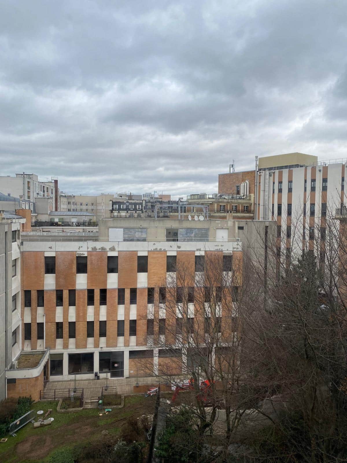 10ème COLONEL FABIEN / RUE LOUIS BLANC : studio en parfait é