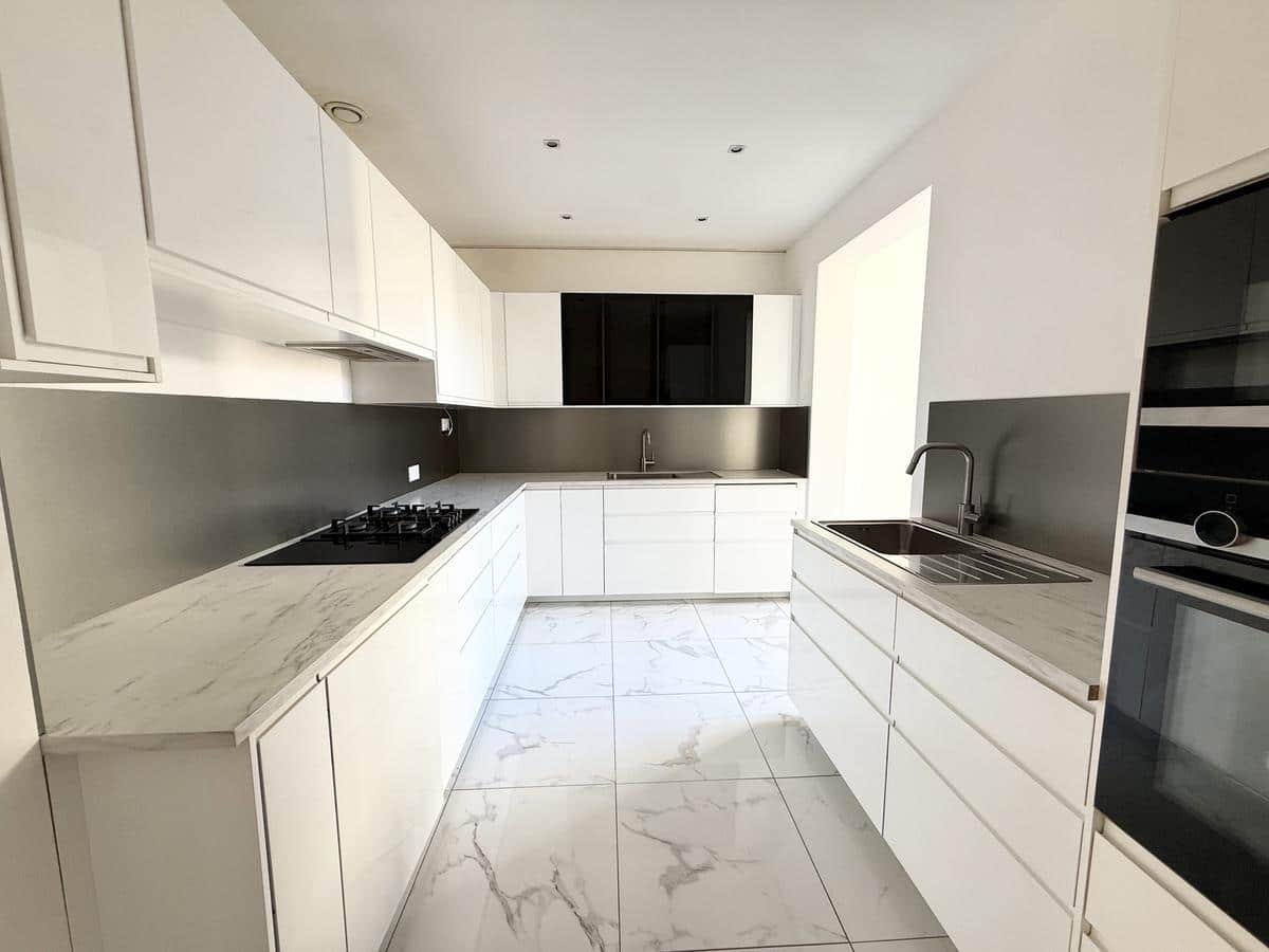 Type 4/5 of 170 m2 Carré d’Or / balcony / garage