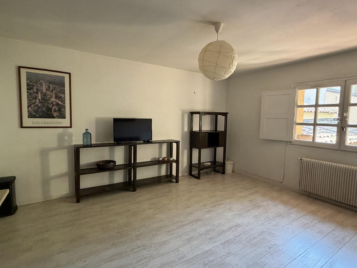 Furnished 2-room apartment on Rue Jacques De La Roque