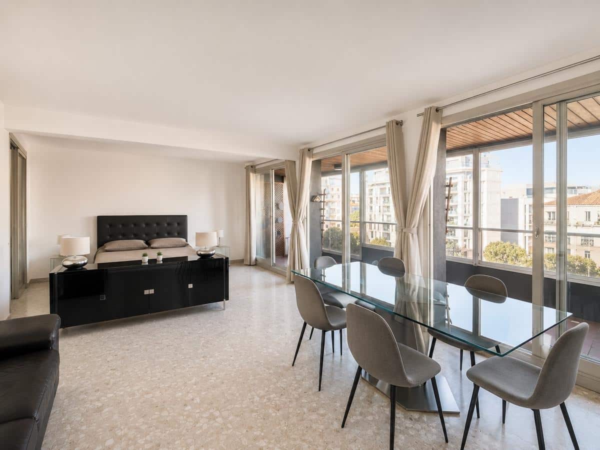 Type 3/4 of 106m2 with terrace and balcony Marseille 13008