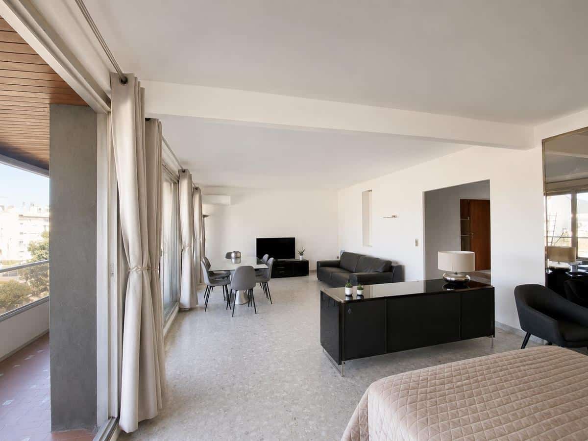 Type 3/4 of 106m2 with terrace and balcony Marseille 13008