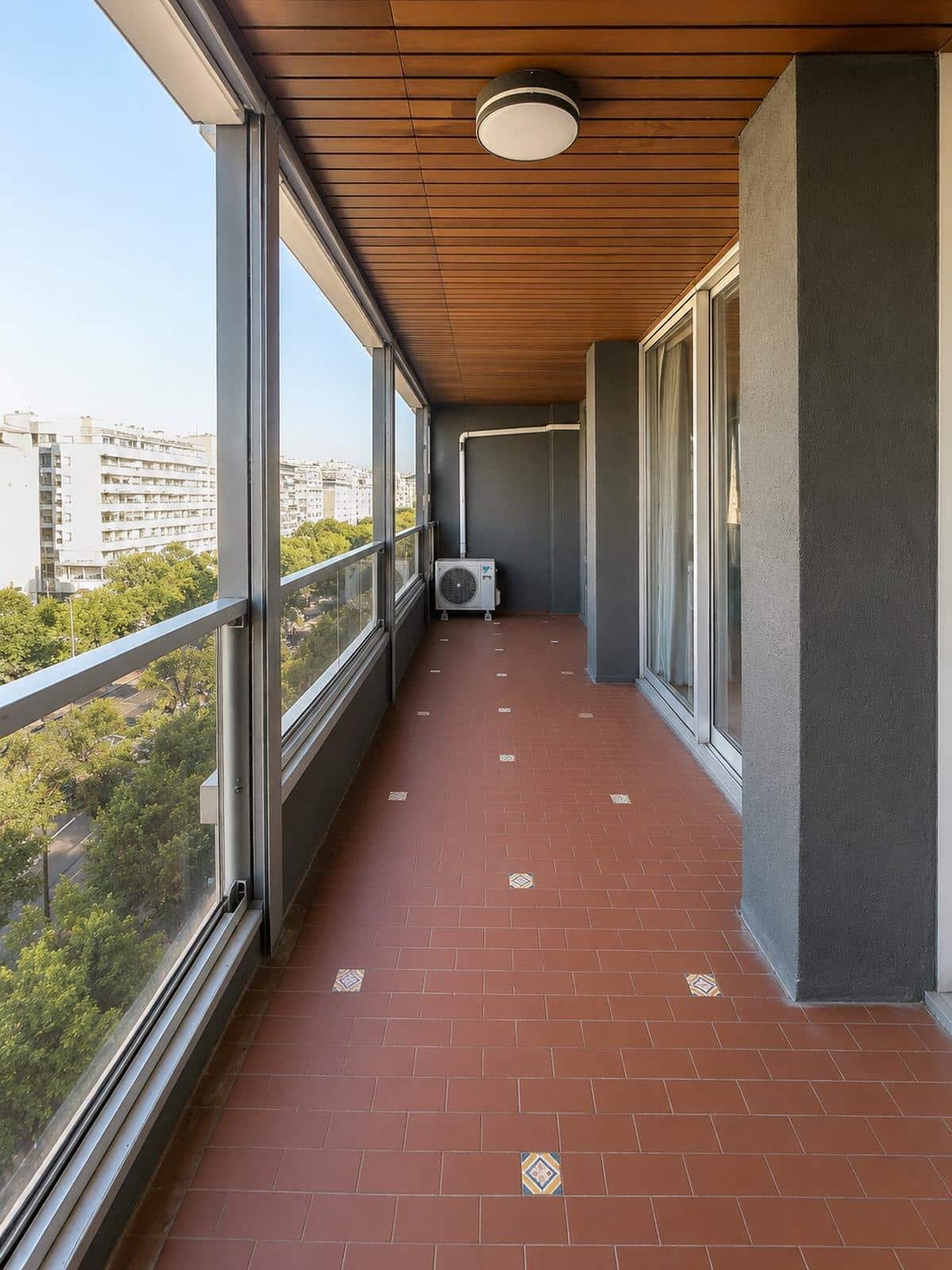 Type 3/4 of 106m2 with terrace and balcony Marseille 13008