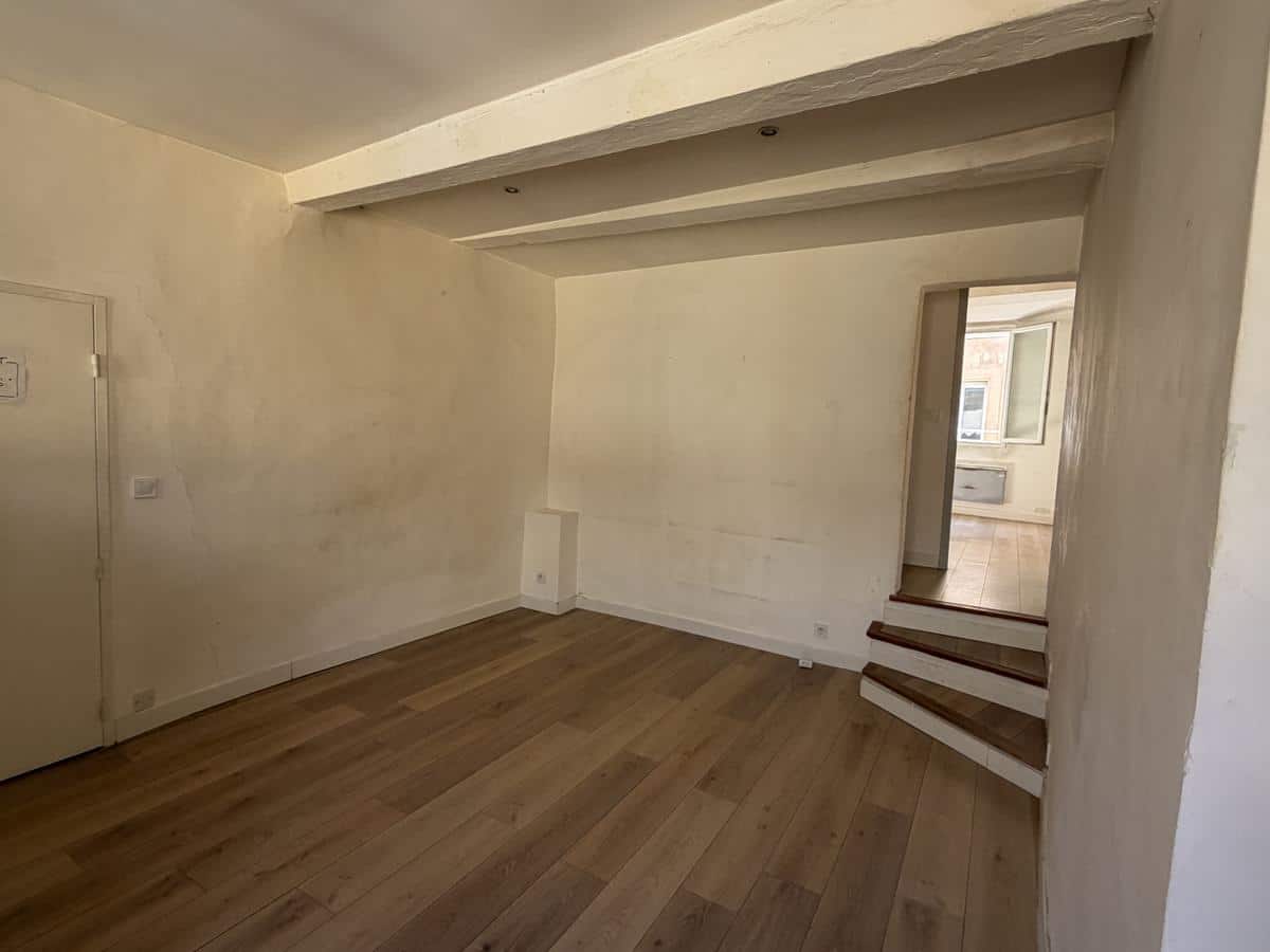 AIX CITY CENTRE / TOWN HALL: RUE FELIBRE GAUT 2 ROOMS TO RENOVATE