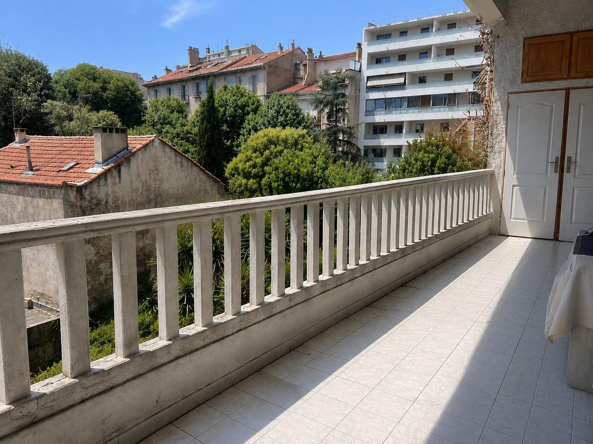T4 AVEC TERRASSE ET CHAMBRE DE BONNE AVENUE DU PRADO ME