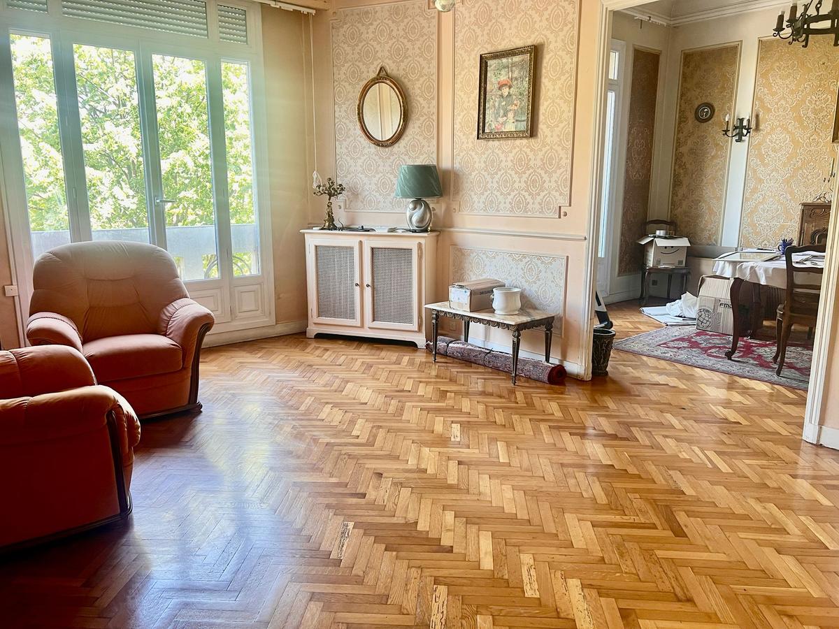 T4 AVEC TERRASSE ET CHAMBRE DE BONNE AVENUE DU PRADO ME