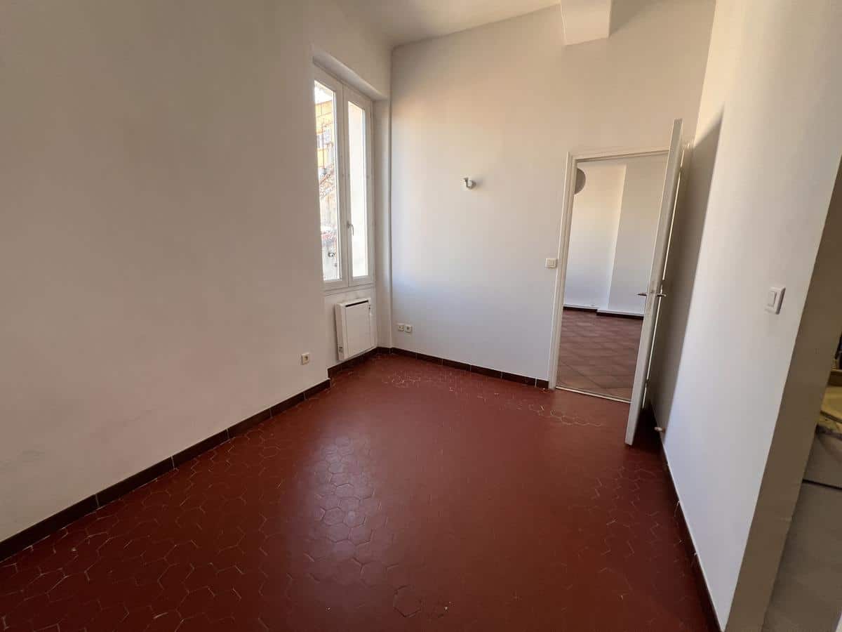 T2 – RUE DE LA CROIX 13007 MARSEILLE