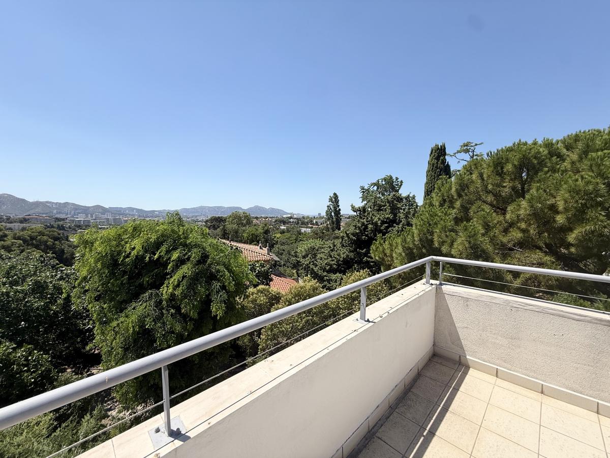 Type 5 of 98.34 m2 of living space with terraces of 50 m2 Marsei
