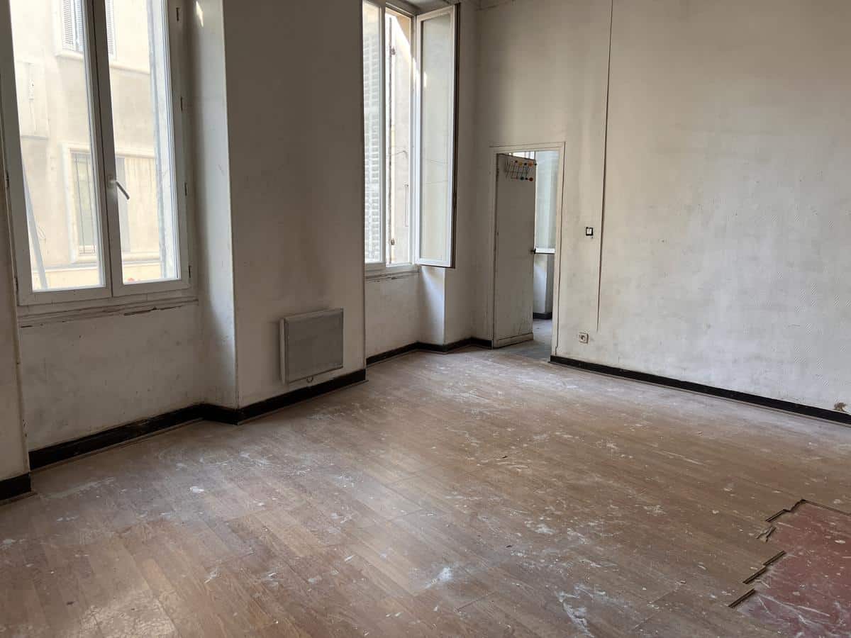3 LOTS A VENDRE — Local commercial + 2 appartements — 55 rue