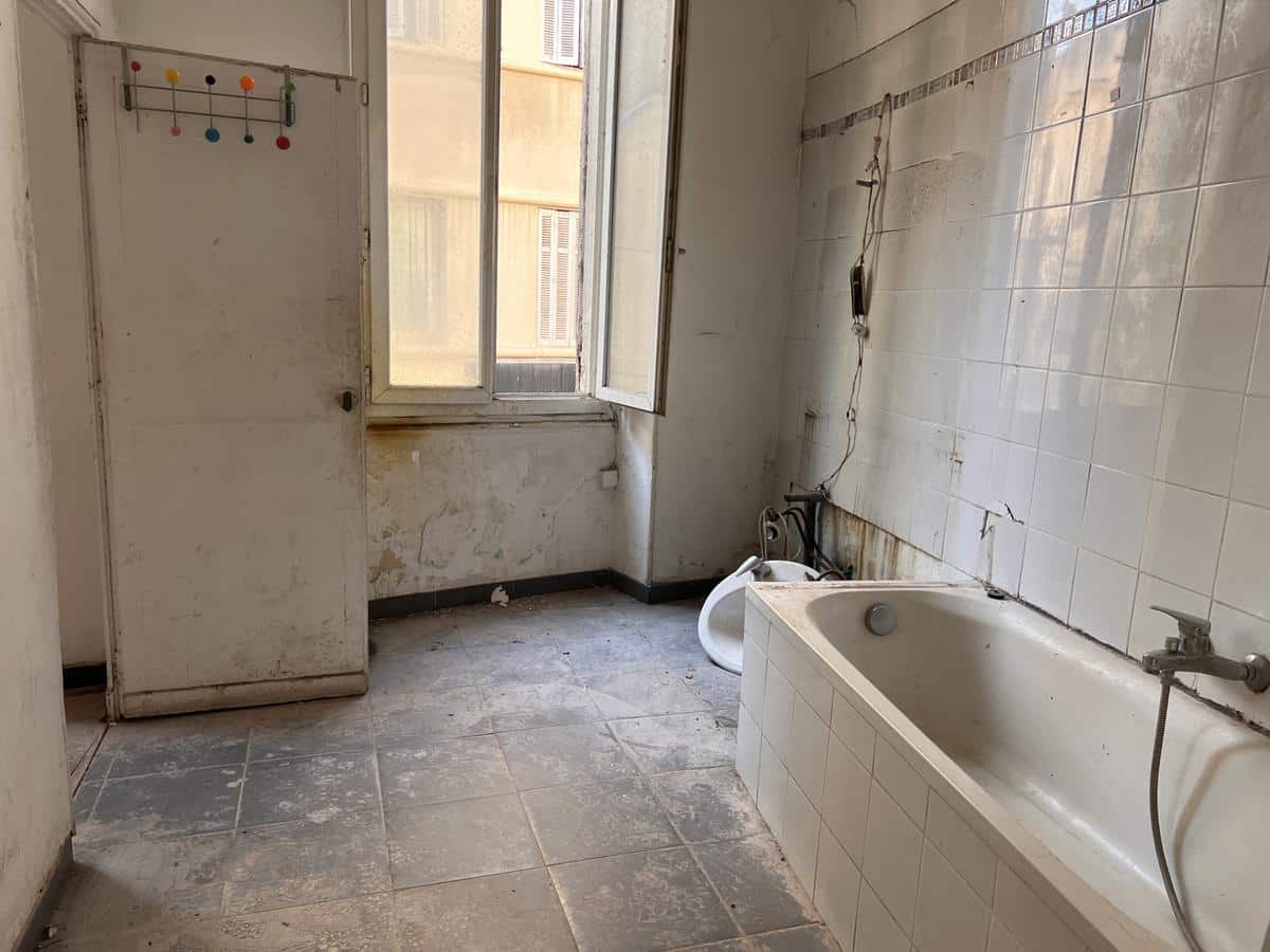 3 LOTS A VENDRE — Local commercial + 2 appartements — 55 rue
