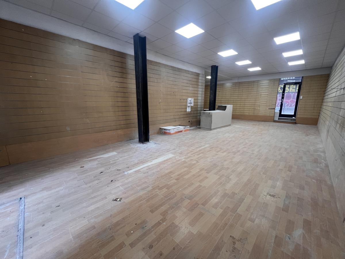 3 LOTS A VENDRE — Local commercial + 2 appartements — 55 rue