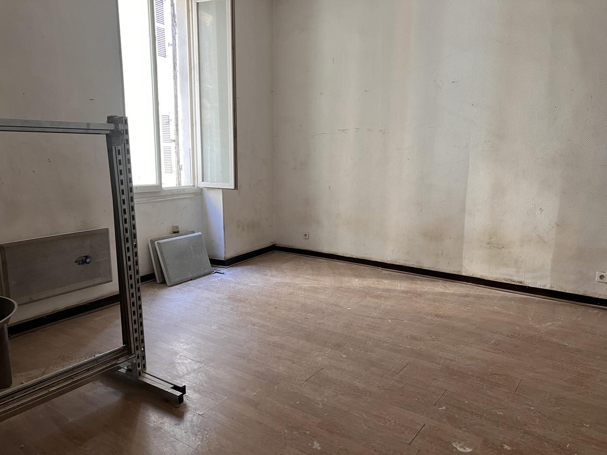 3 LOTS FOR SALE — Commercial premises + 2 apartments — 55 rue