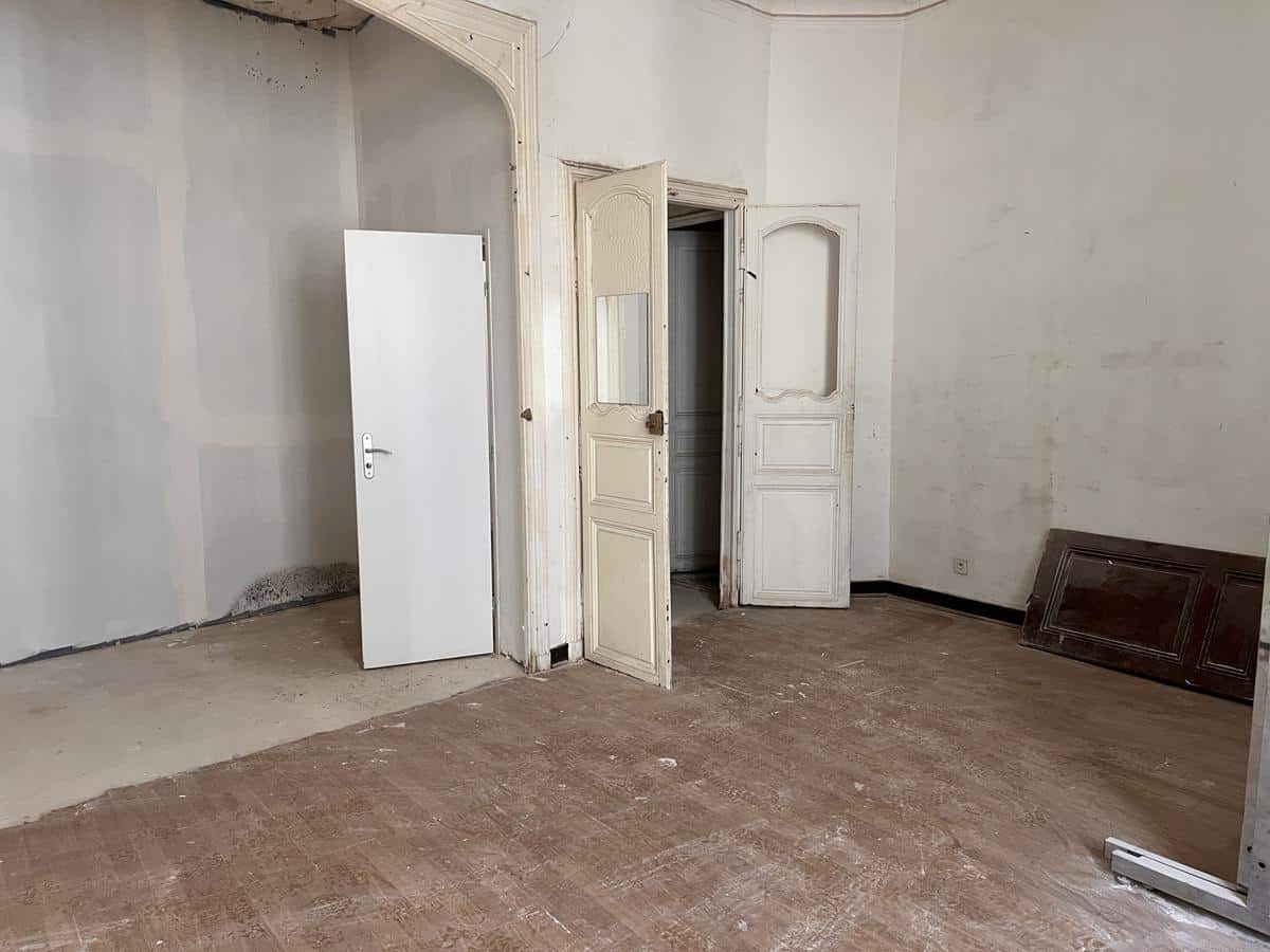 3 LOTS FOR SALE — Commercial premises + 2 apartments — 55 rue