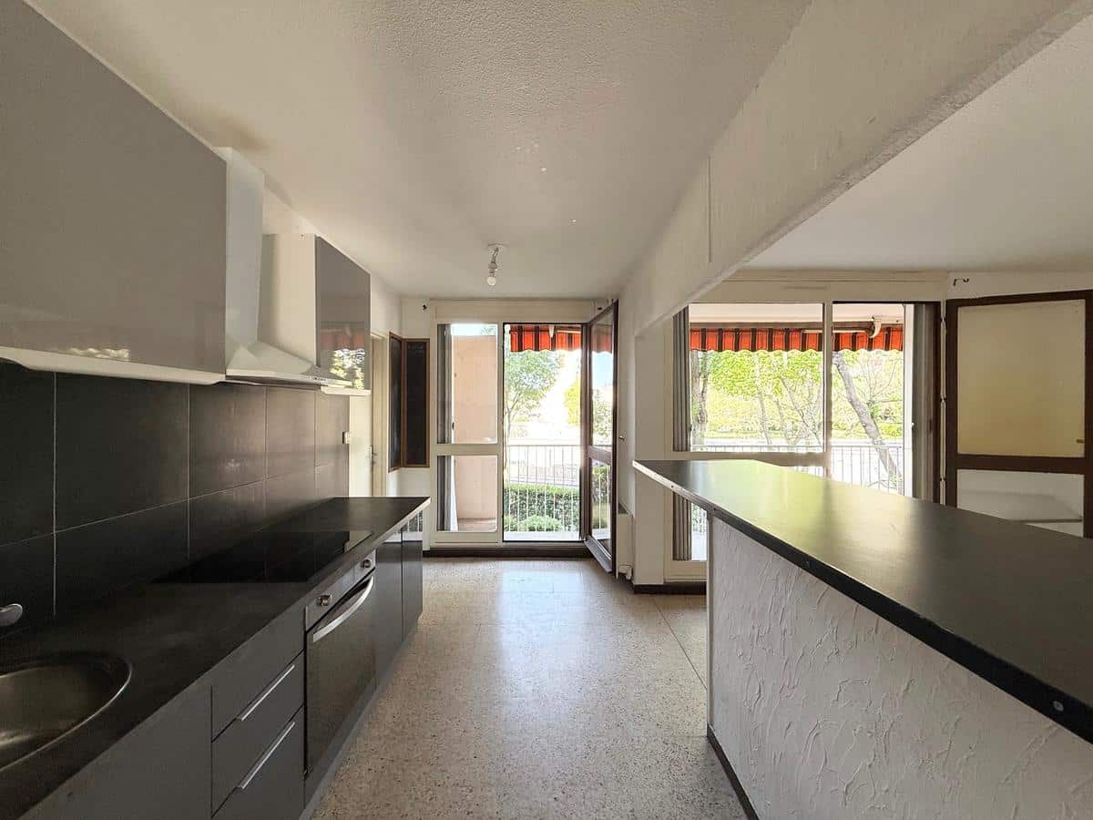 type 5 of 95 m2 + 2 terraces 13012 Marseille