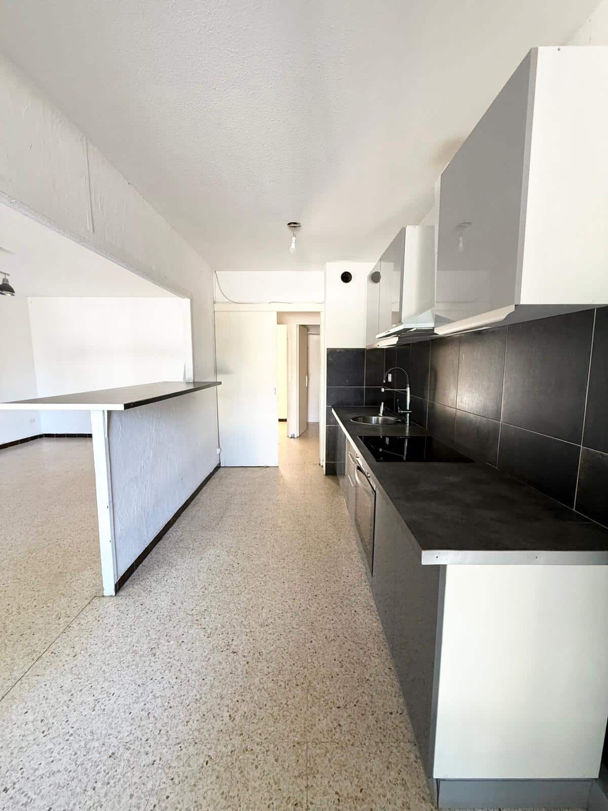 type 5 of 95 m2 + 2 terraces 13012 Marseille