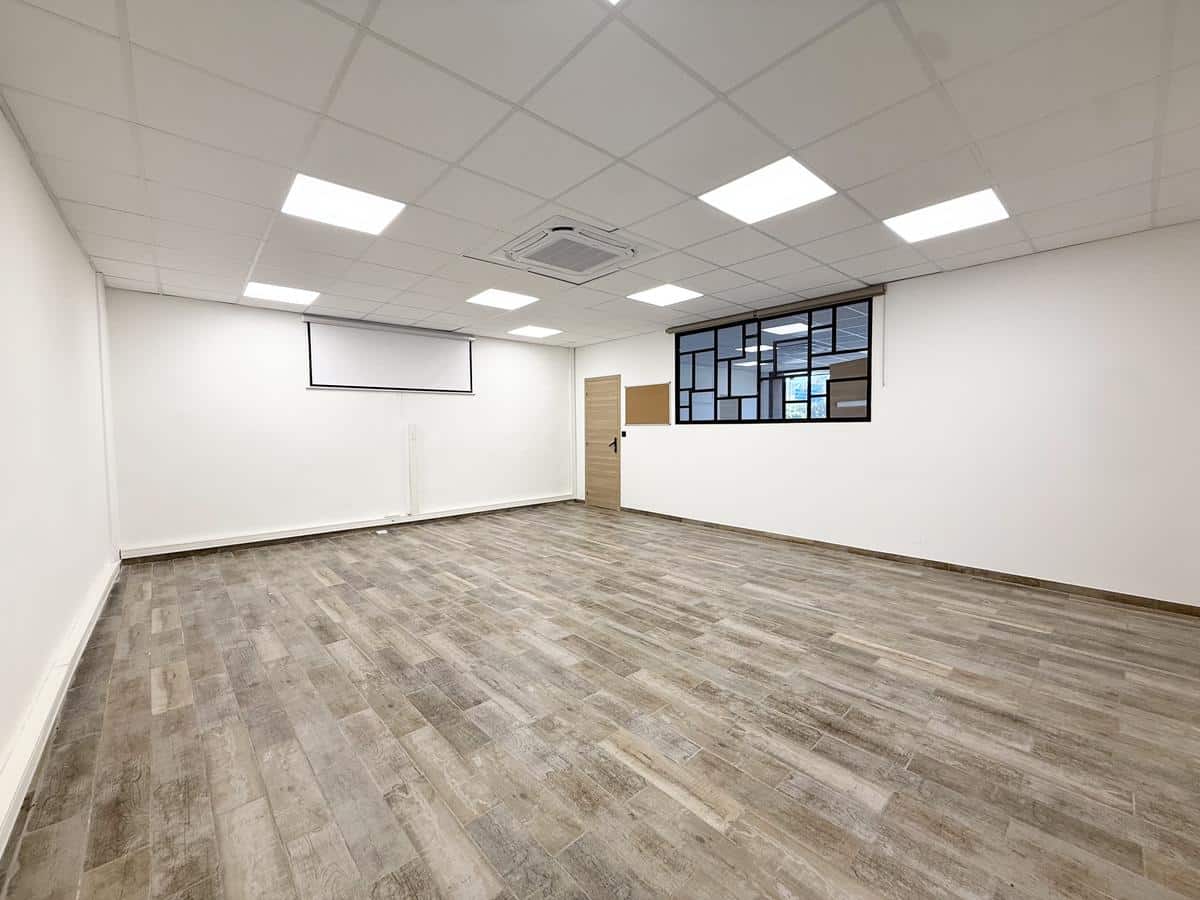 Local commercial de 180 m2 entièrement rénové – Les Pennes M